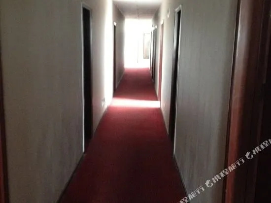 Xiaoyue Hotel (Wuhan Xingye Road Metro Station)