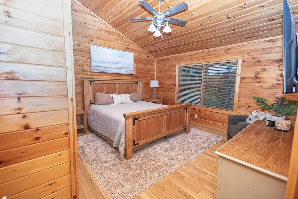 Majestic Springs Lodge 3 Bedroom Cabin by RedAwning