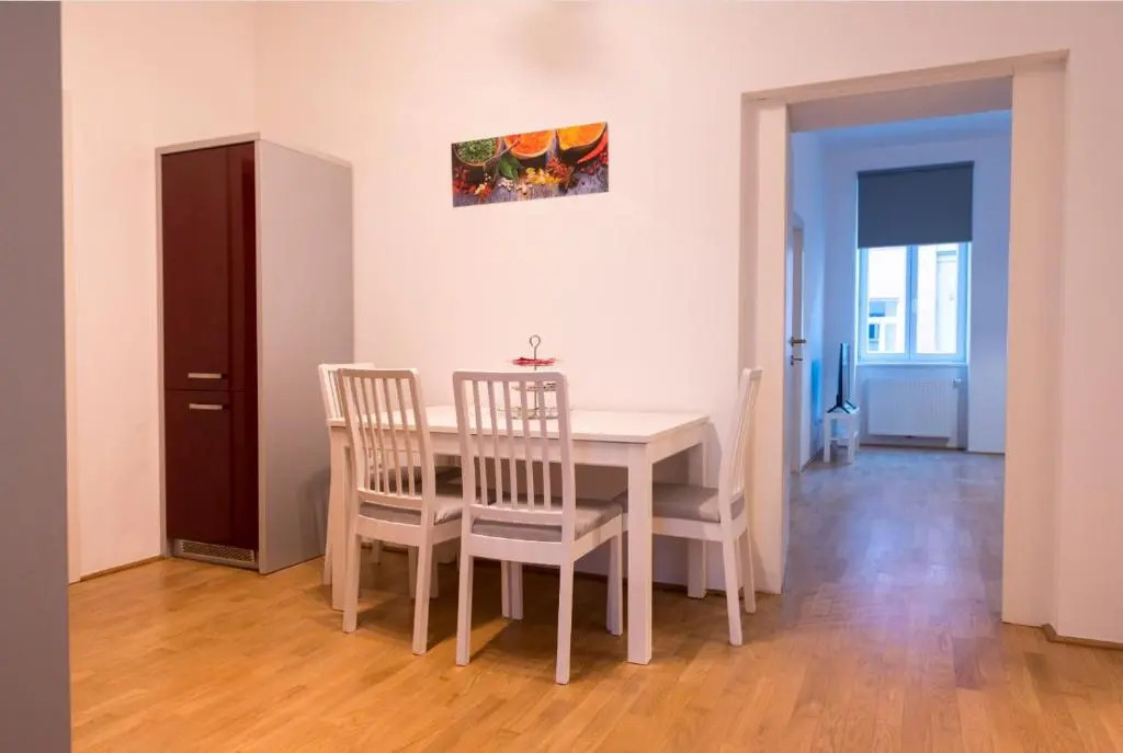 Charming Flat & Balcony near CentralStation Apt 5