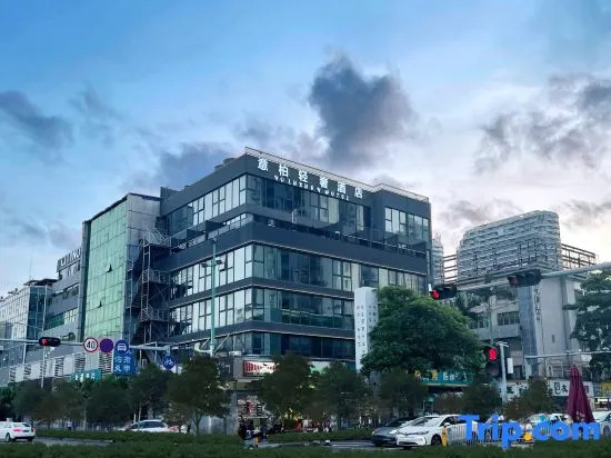 Yibai Light Luxury Hotel