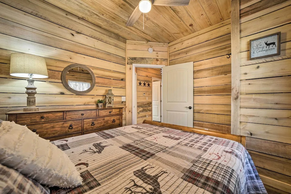 Modern Cabin w/ Fire Pit u003c 3 Mi to Trails