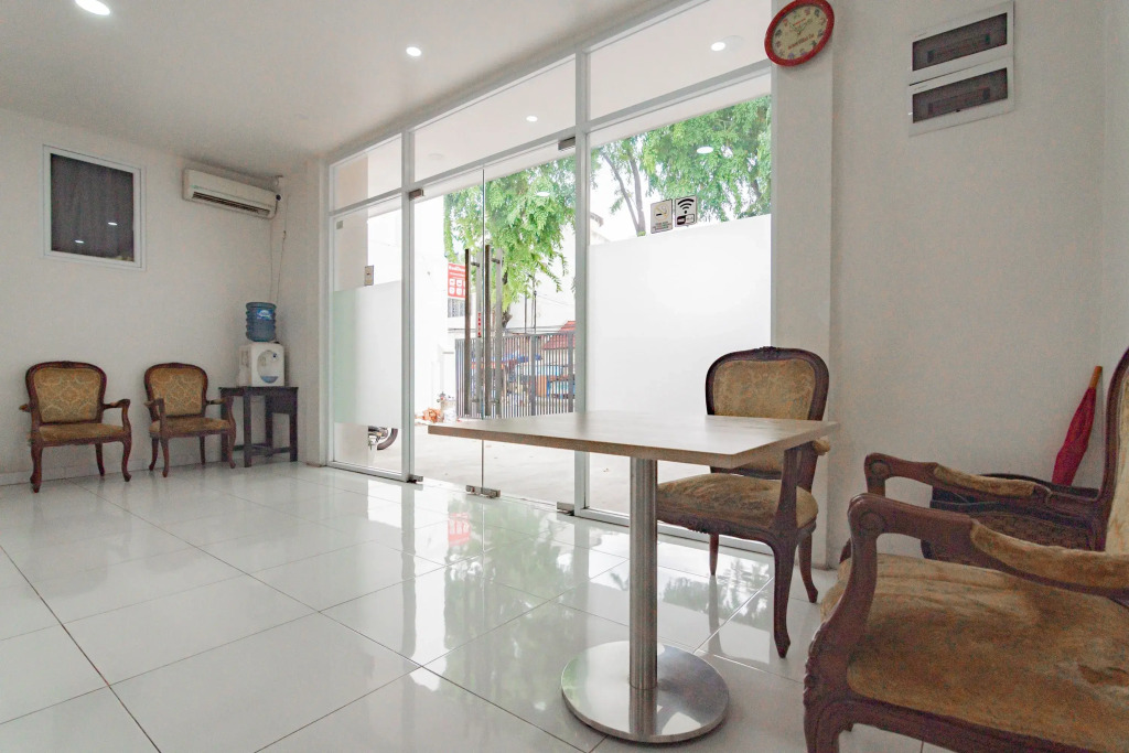 RedDoorz near Prujakan Station Cirebon