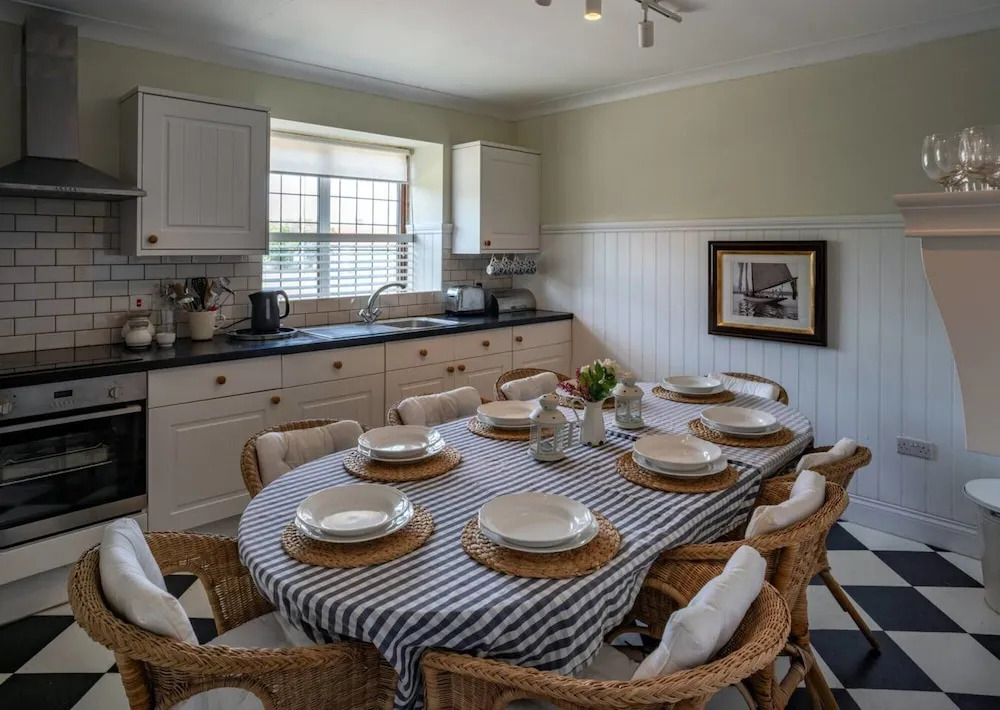 Garden House / 5-bed Home on Osea Island, Essex