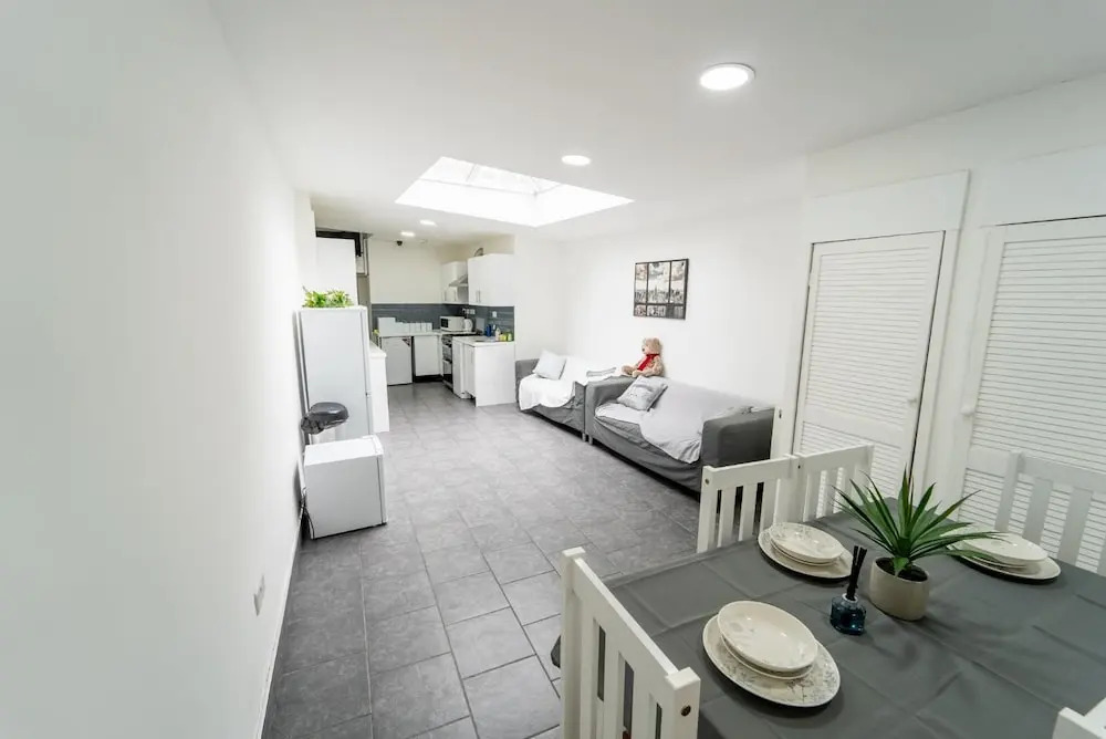 STAYSA Equipped studios near QE and UOB in GuestHouse close to the city!