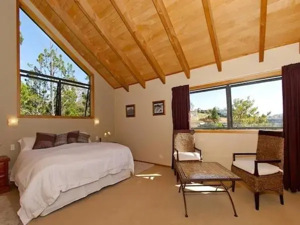 Treetop Oasis - Tairua Executive Holiday Home