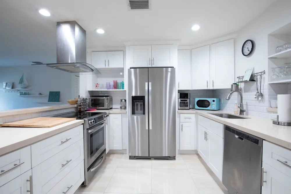 Stunning & Private 5 BDR Canal-front Home w/ Pool!