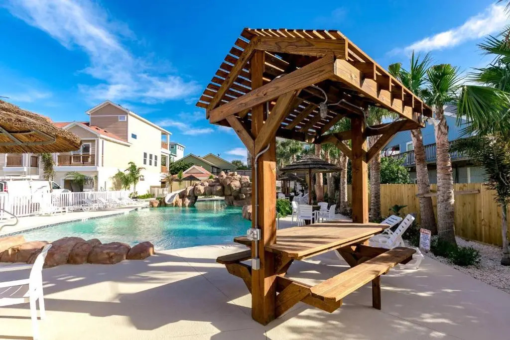 BC507 Beautiful Townhome, Heated Pool with Water Slide, Close to Beach