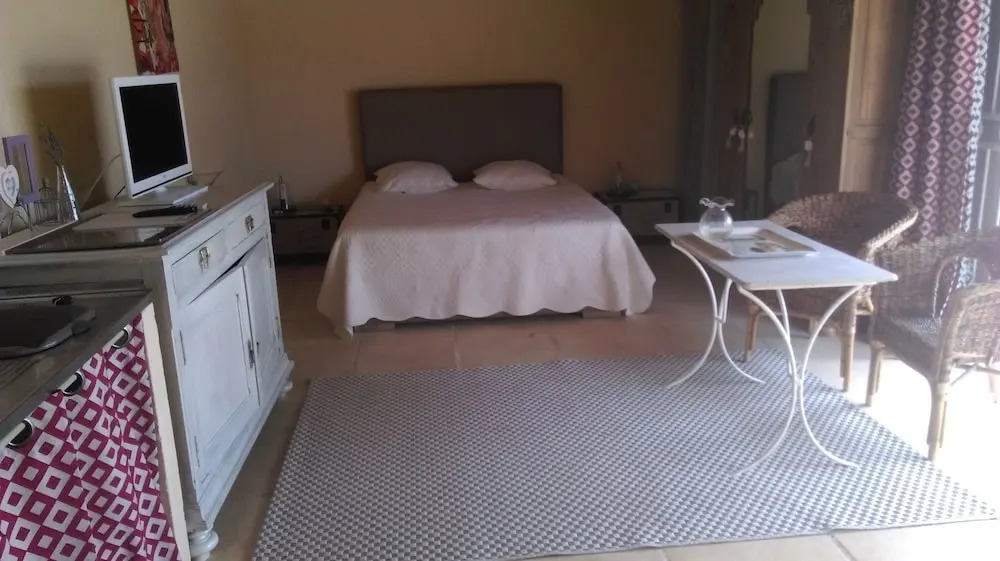 Bright Studio in Tarascon, Provence, With Pool Access, Furnished Garde