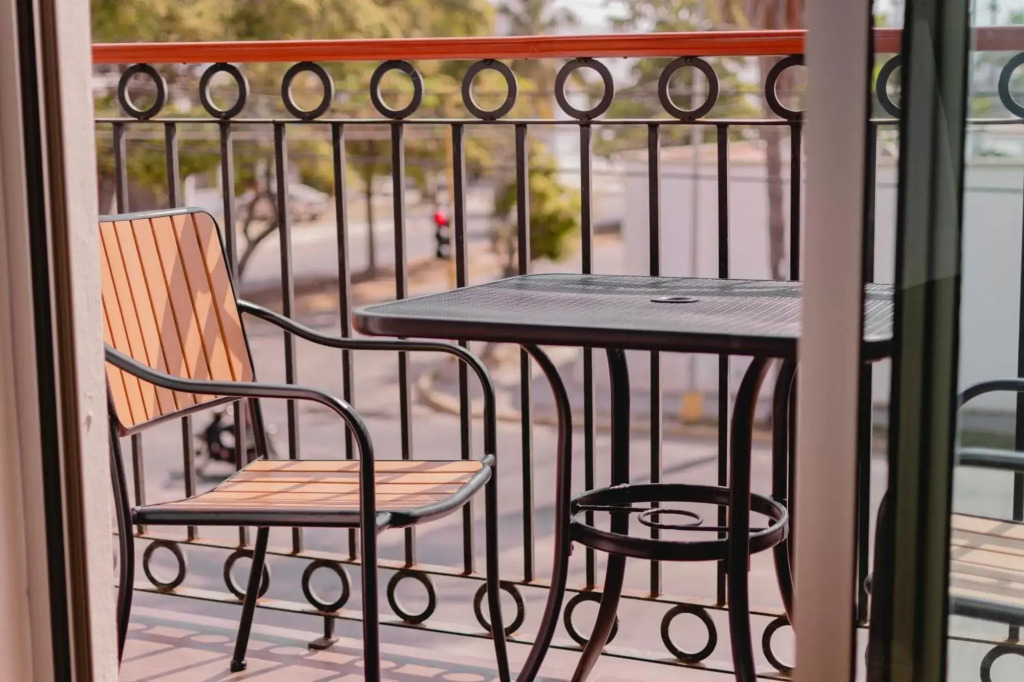 La Lola Hotel & Suites