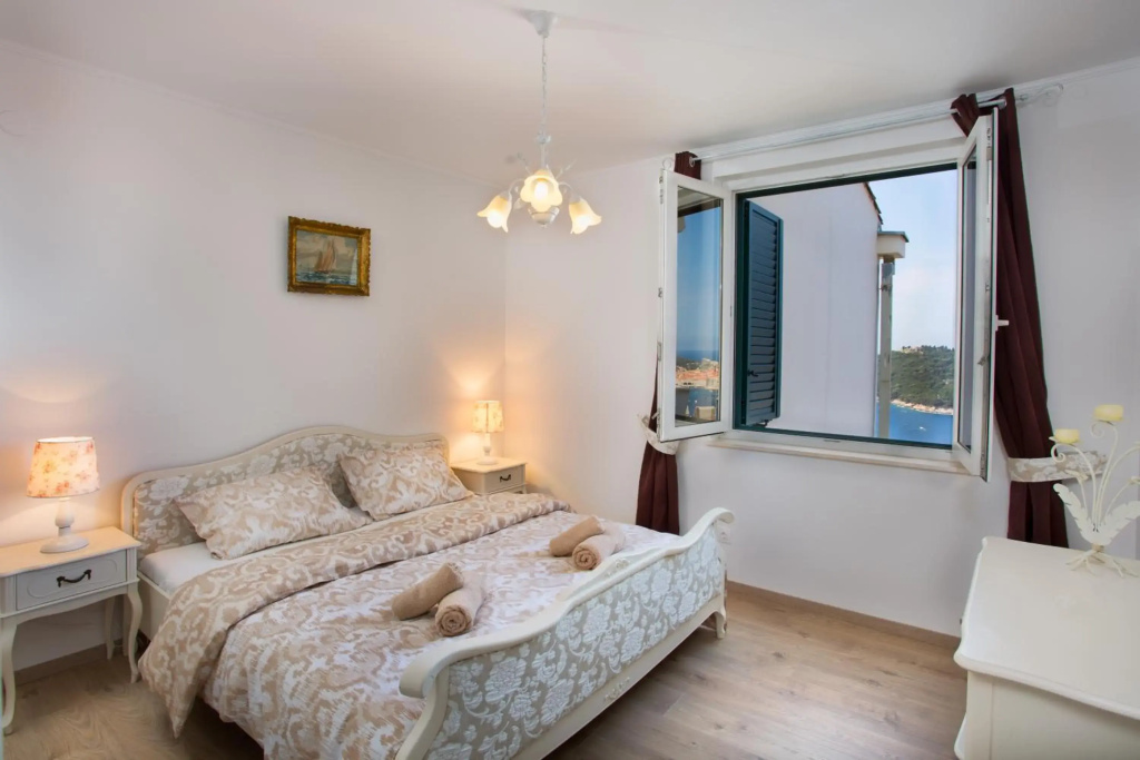 Apartment Zlatni Potok - View of the Old Town & Free Parking & 15 Minute Walk To the Center