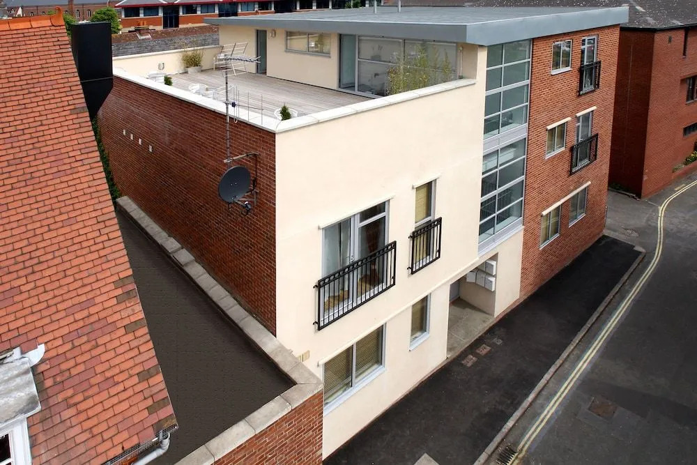 The Old Library - Newbury Town Centre - Within easy reach of Train Station and Racecourse - Excellent road links via the A34 and M4