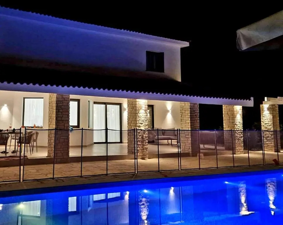 Holiday 6 Bedroom Luxury Villa
