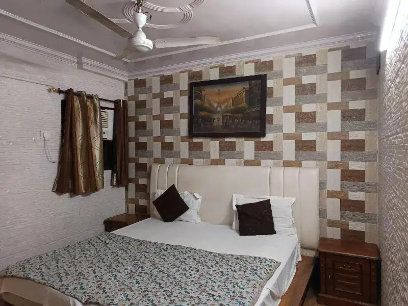 Hotel White Palace,Nizamuddin Railway Station