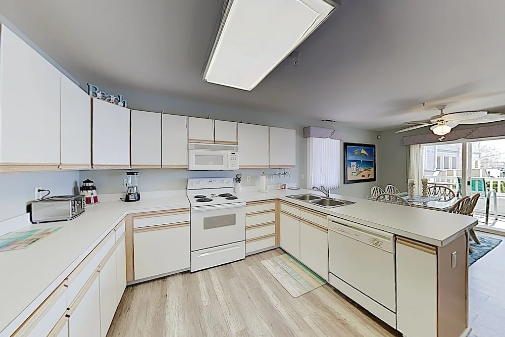Walk To Beach! Bayfront End Unit W/ Pool & Patio 2 Bedroom Condo