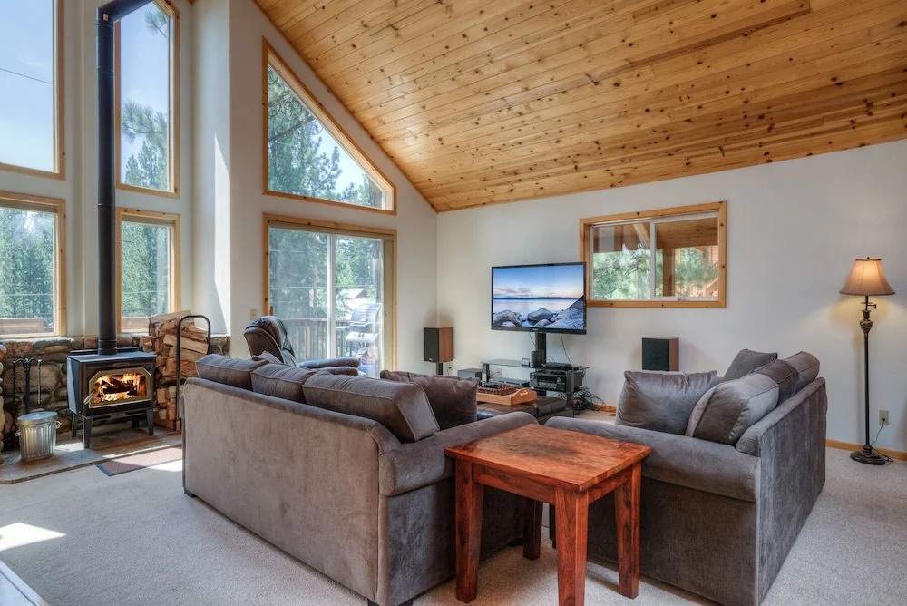 3BR Pine Forest House in Truckee Tahoe Donner by RedAwning