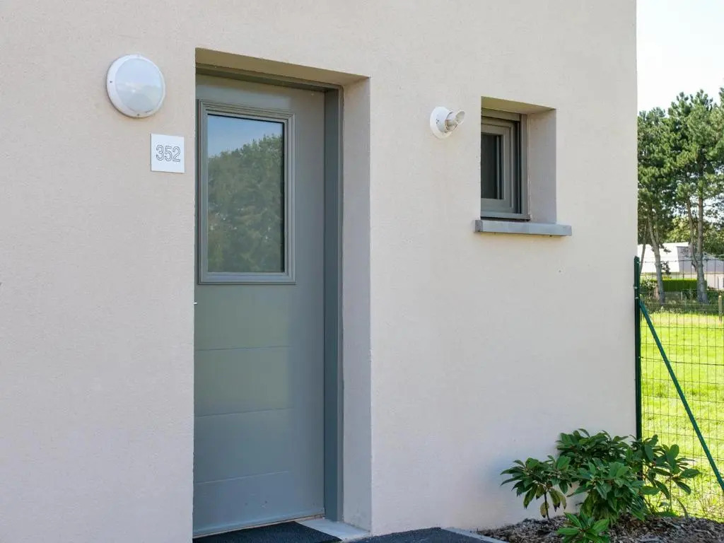Maison neuve lumineuse avec jardin, parking privé