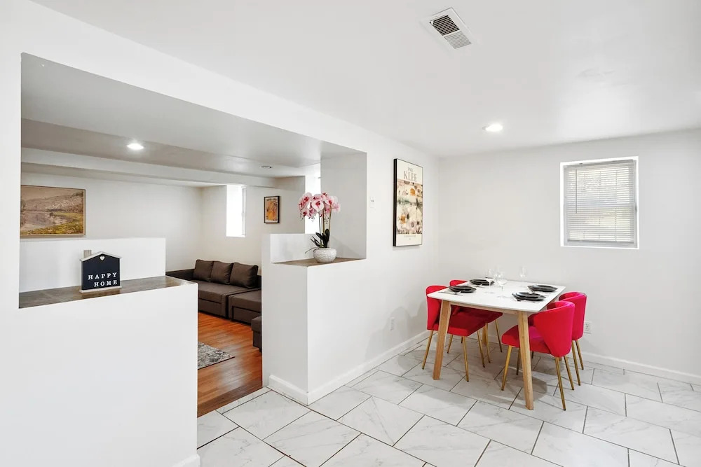 A Cottage in Downtown STL.  Sleeps 10