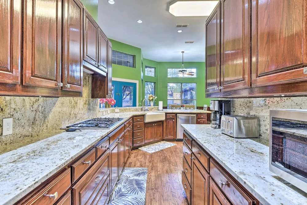 Private Pool Spacious and Vibrant Argyle Villa!