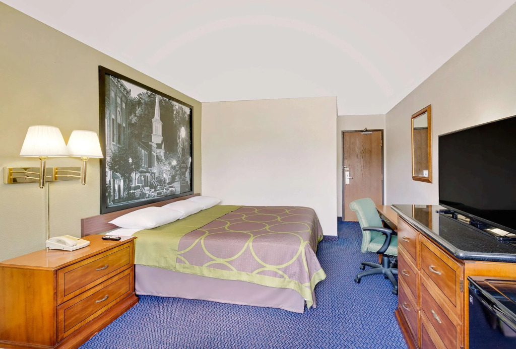 Super 8 by Wyndham Johnson City