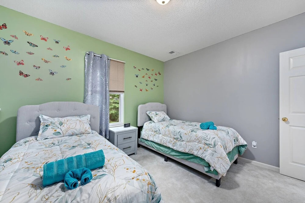 Beautiful Townhome 11 Minutes To Downtown 3 Bedroom Townhouse