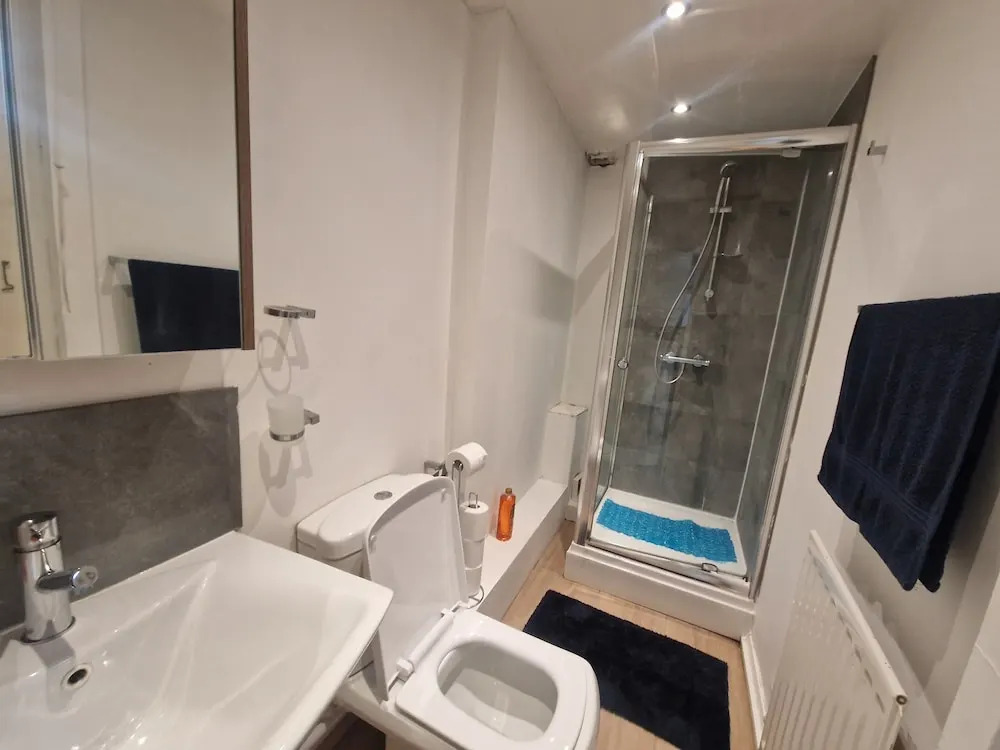 House - Sleeps 4 - Garden - Parking