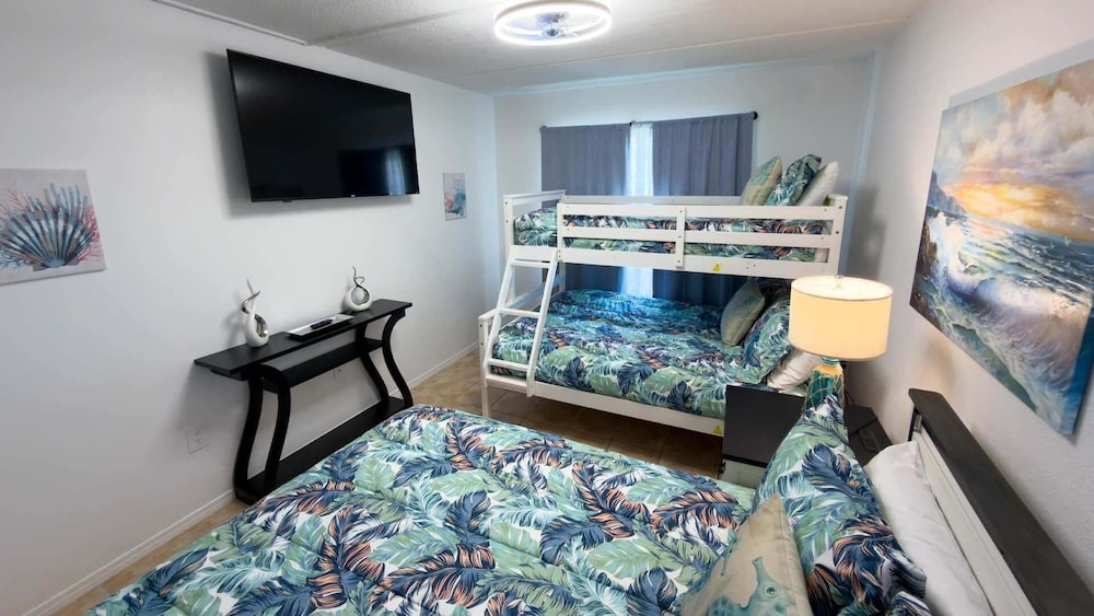 Walkable Location 99 Steps To Beach Pool 2 Bedroom Apts