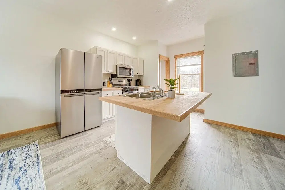 4 Mi to Lake Erie: Condo w/ Golf Course Views!