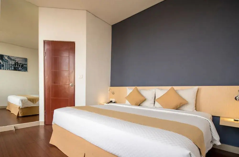 Hotel 88 Embong Malang Tunjungan Surabaya by WH - Breakfast with The Best View on The Highest Floor and Strategic Location in The City Center