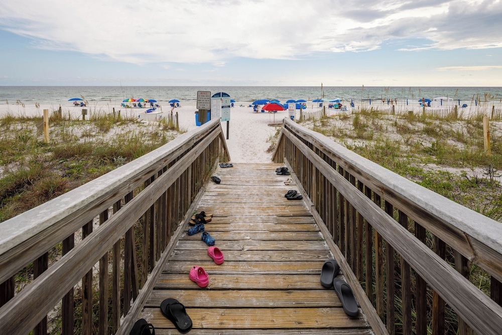 Surf Dweller 405 - Emerald Beach Hide Away