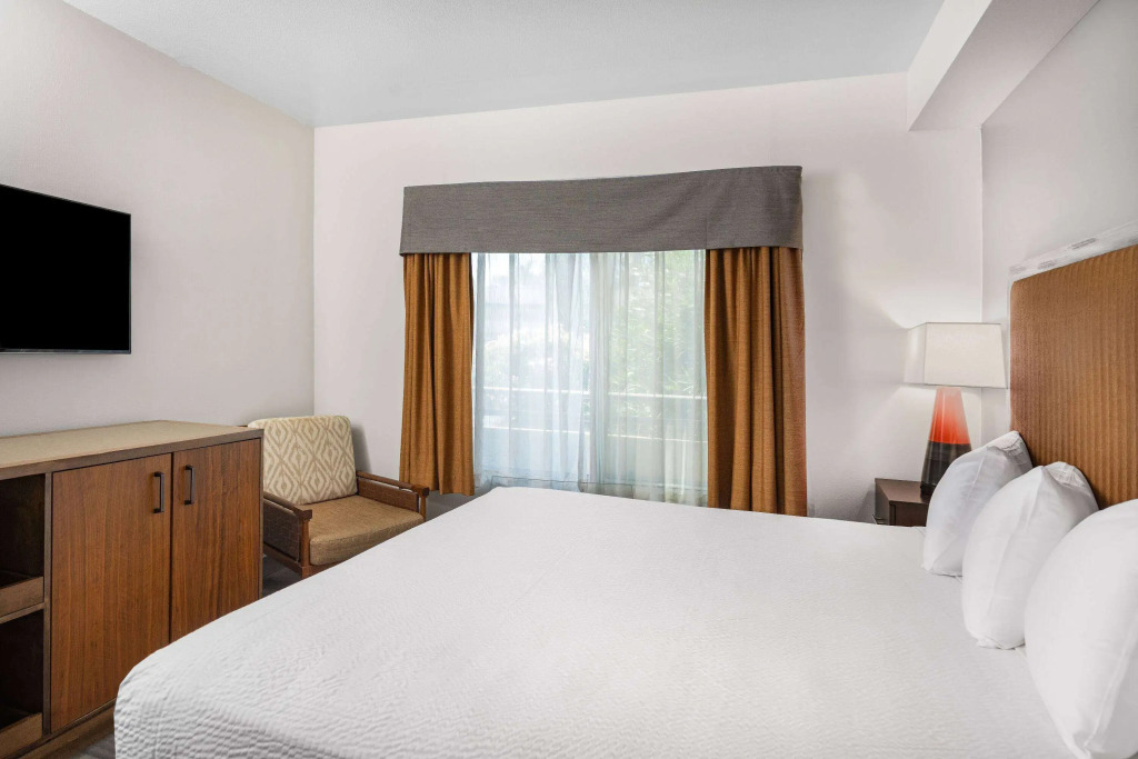 Ramada by Wyndham Bakersfield