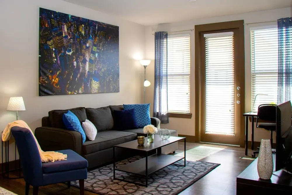 Modern & Private Condo Balcony Great Location