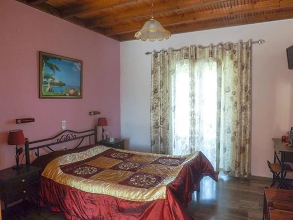 Makis Studios & Apartments