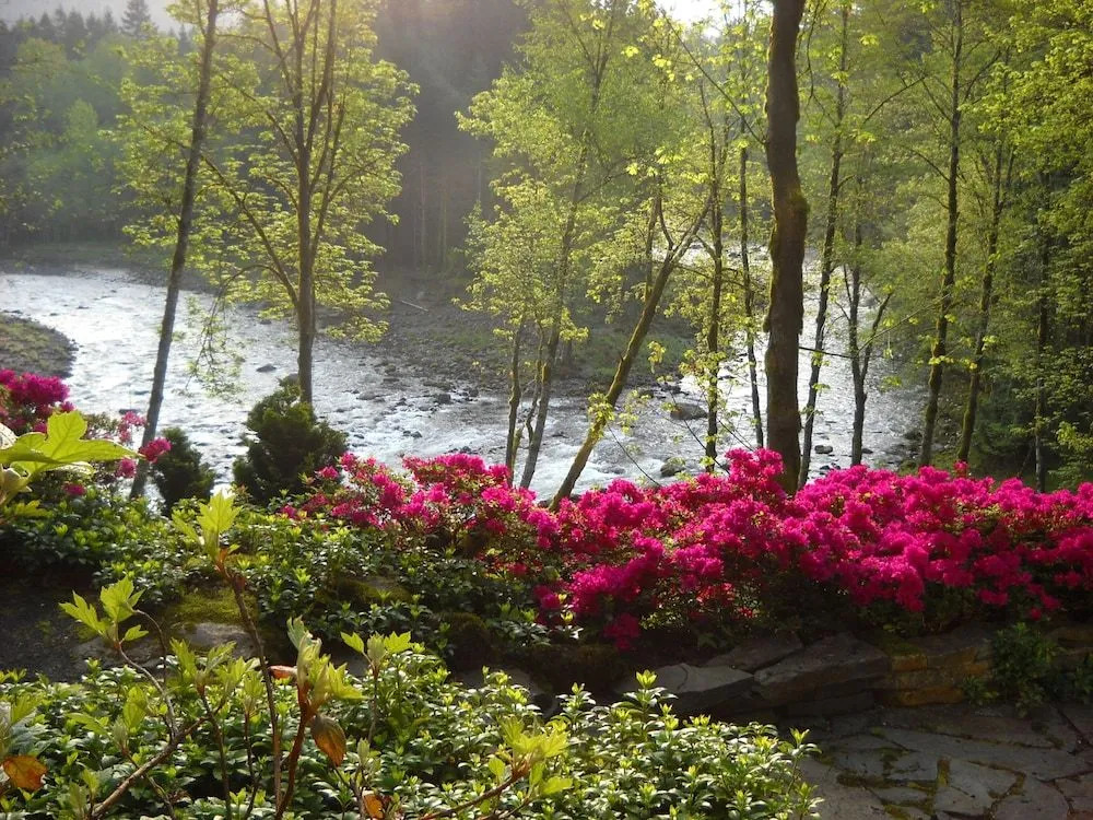 Sandy Salmon Bed & Breakfast Lodge