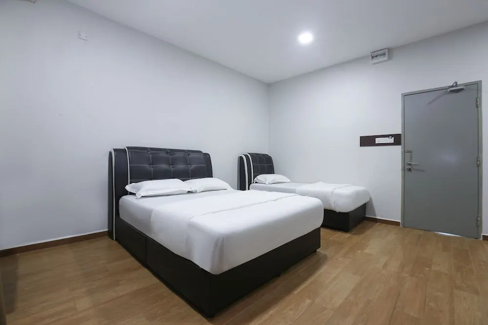 OYO 89859 PP Traveller's Hotel
