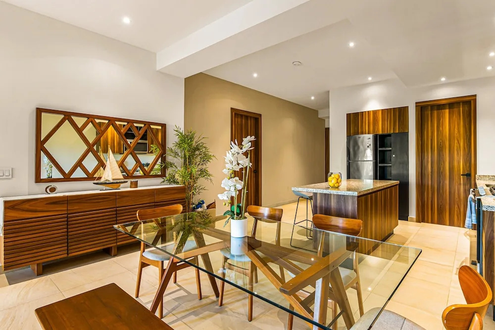 Peaceful Modern Condo With Rooftop Pool, Washer-dryer and Fitness Room
