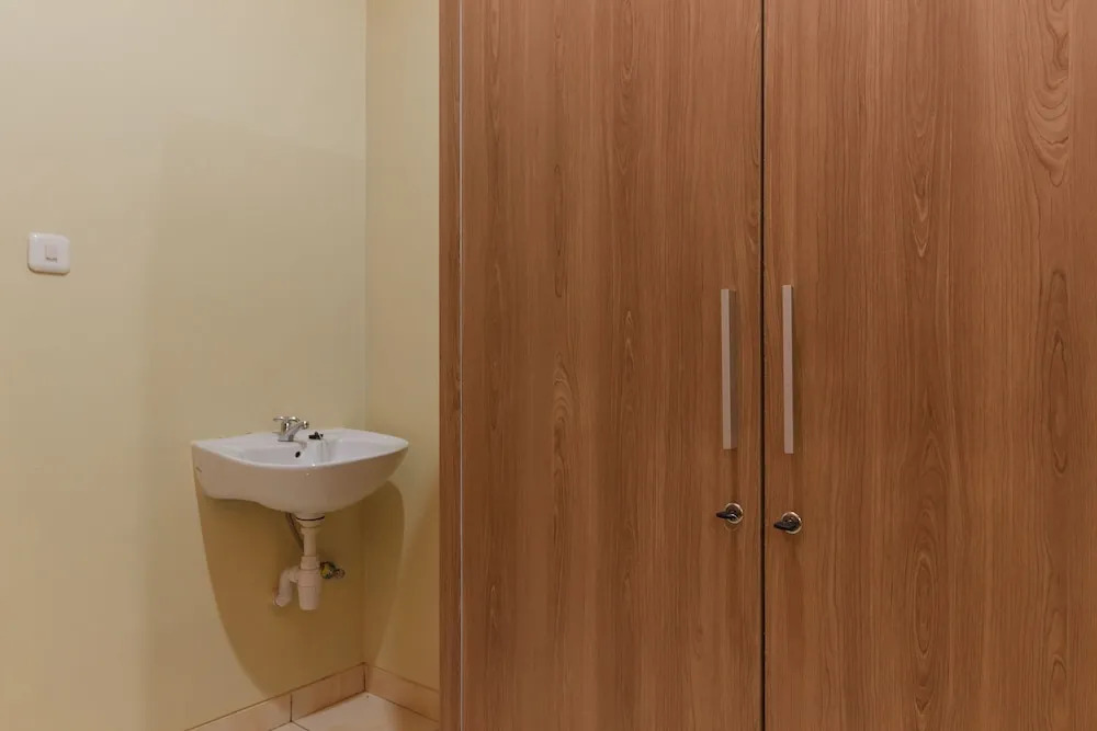 RedDoorz Plus near Pantai Malalayang Manado