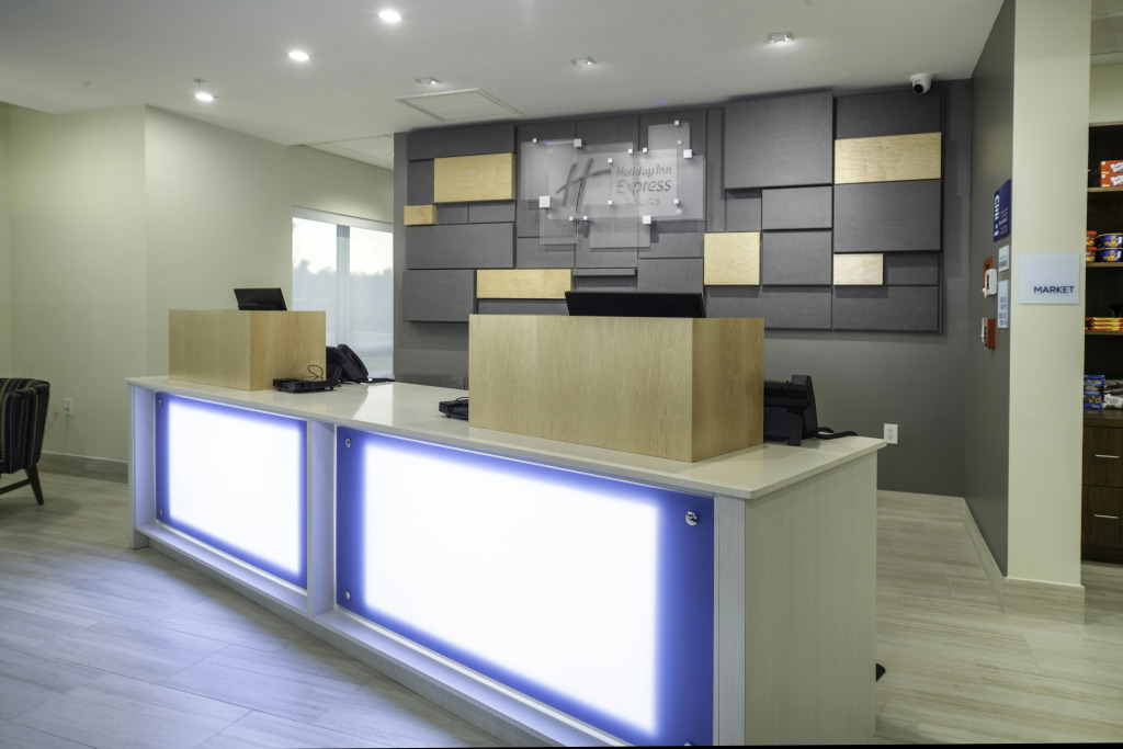 Holiday Inn Express & Suites - Fort Myers Airport by IHG