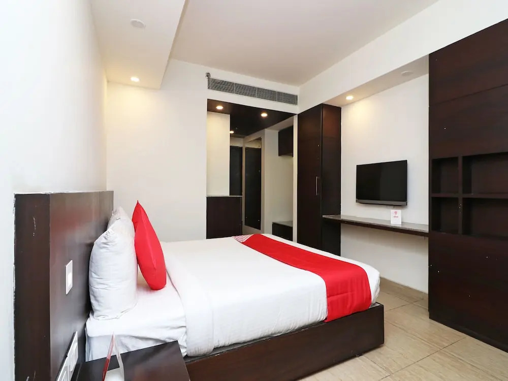 Capital O 2642 Golden Lakes Hotel