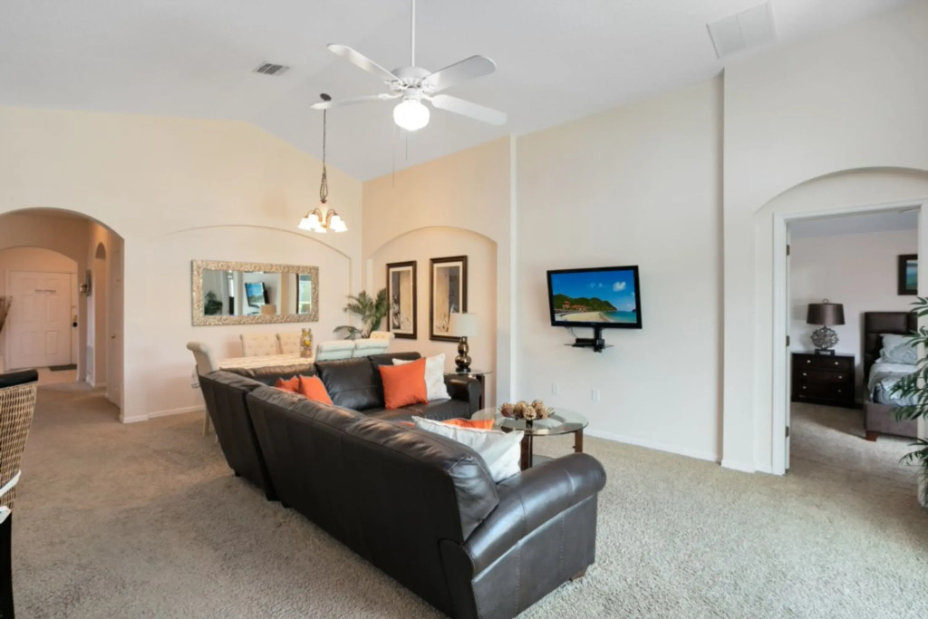 Beautiful 4 Bedroom 3 Bathroom pool & spa Villa villa