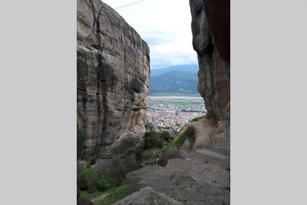 The house under the rocks of Meteora 1