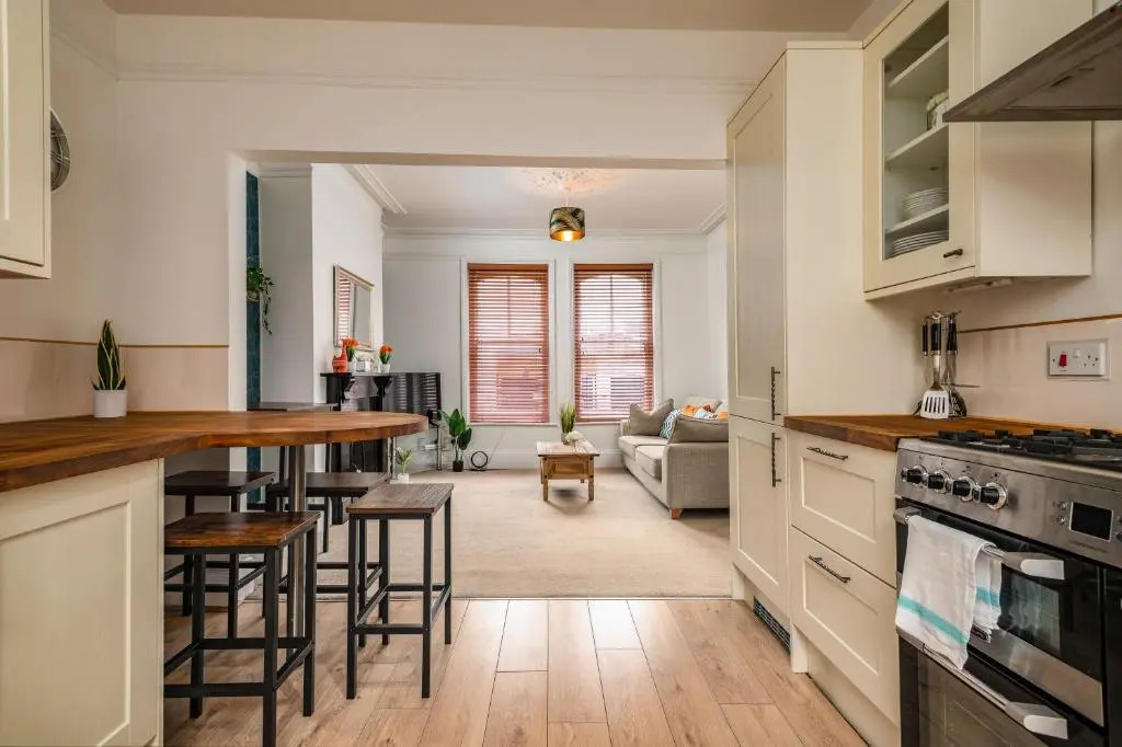 LARGE Town Centre Townhouse for Work and Leisure inc Private Parking by ComfyWorkers