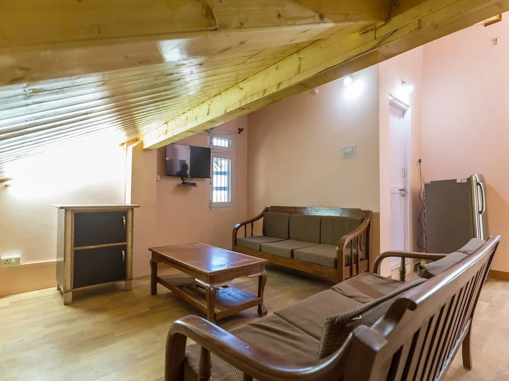 OYO 12430 Home 2BHKPine Tree Valley Chotta Shimla