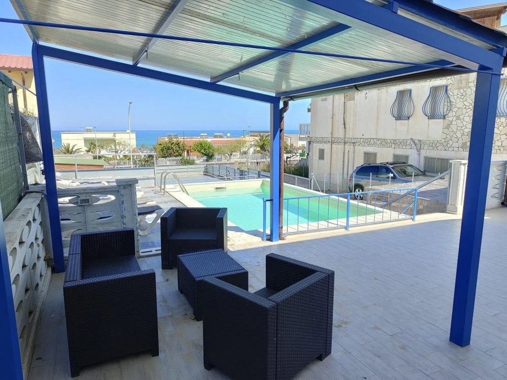 Seafront Apartment in Villa with Swimming Pool and Parking