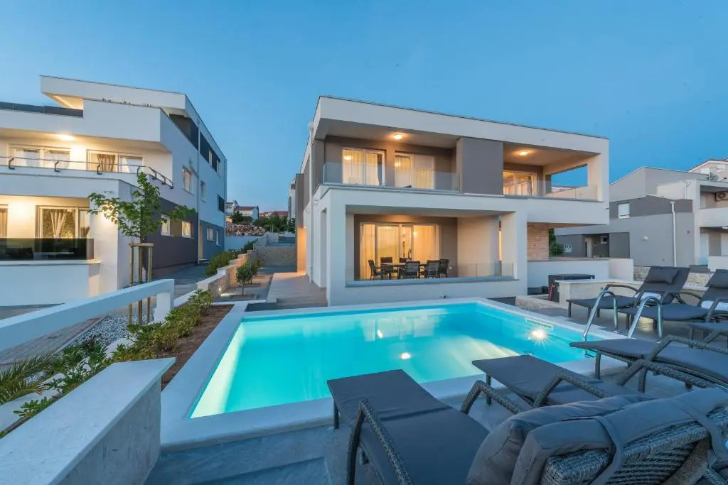 Apartments with pool Villa Zora