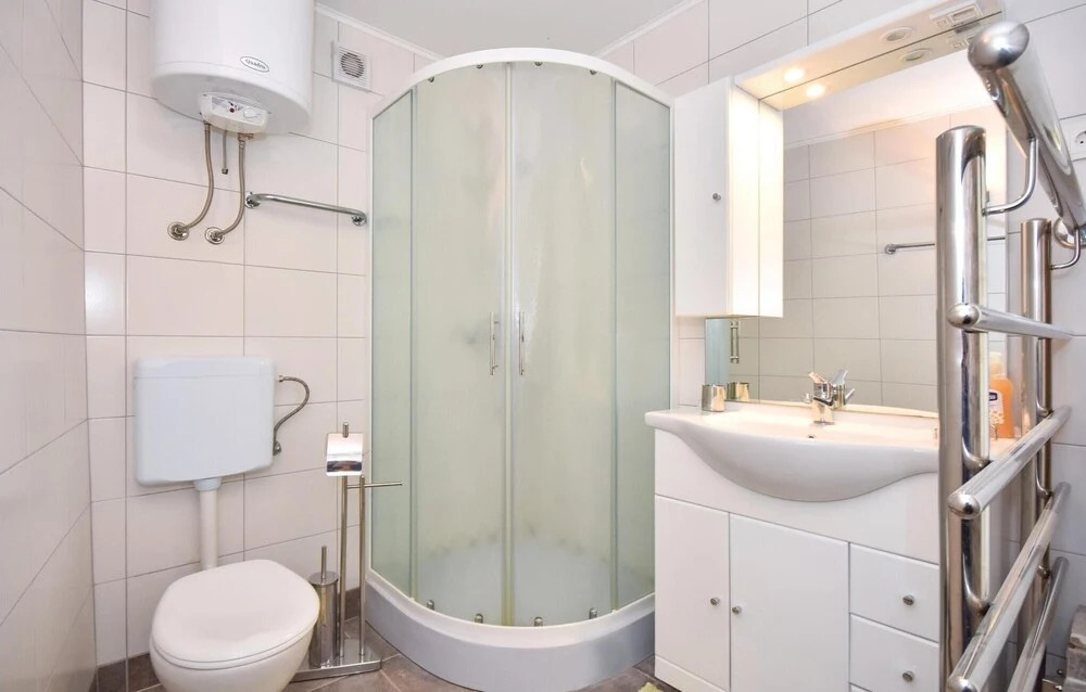 Awesome Home in Lokva Rogoznica With Wifi and 4 Bedrooms