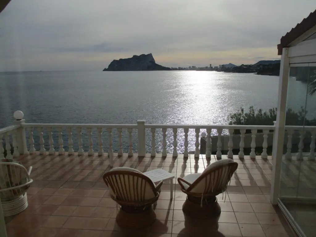 1. Meeresline Villa mit privat Pool
