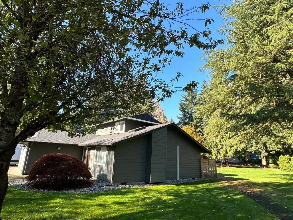Cozy and Quiet Family Home in Park Setting Near PDX