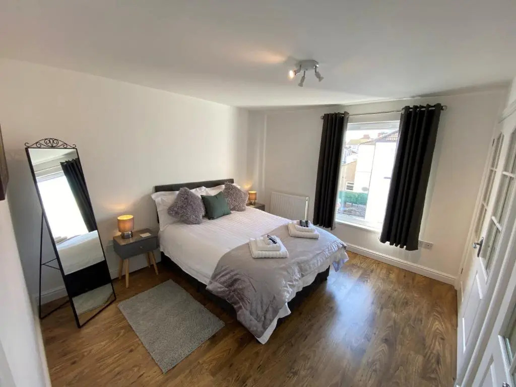 Eastcliffe Penthouse, 2 beds & bathrooms with parking
