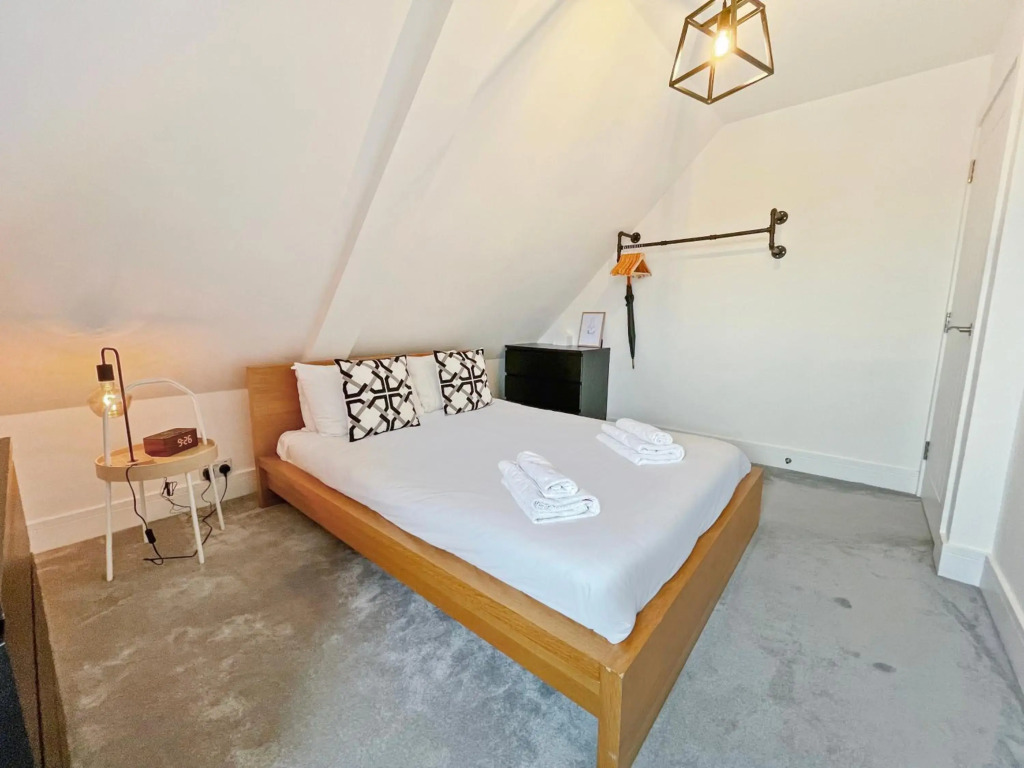 EasyStays - Modern Apartments in Windsor with Parking