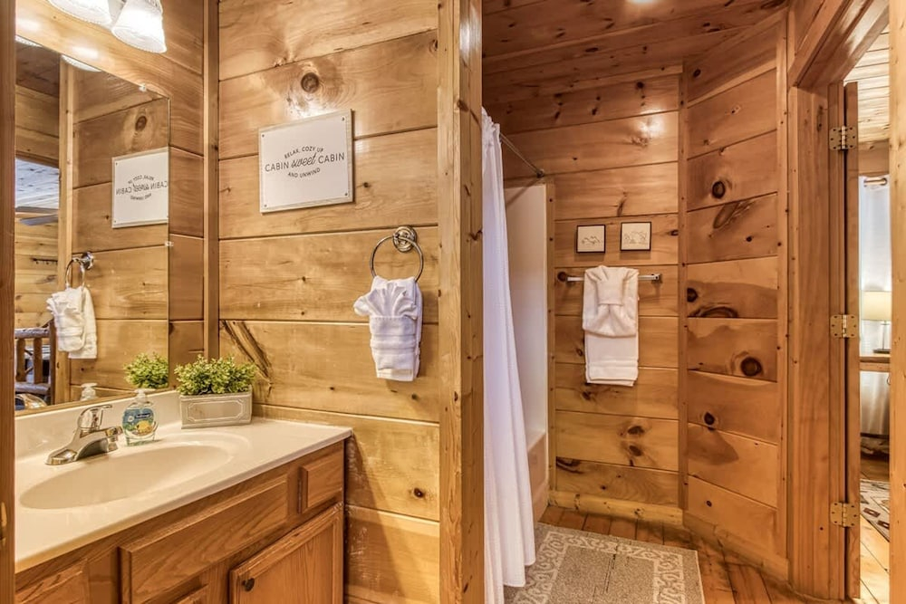 Whispering Pines by Beyond Expectations With Hot Tub